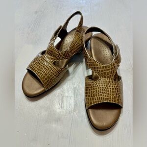 SAS Womens 7.5 M Tripad Comfort Leather Sandals Croc Embossed Made USA